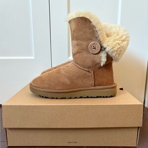 UGG Women’s Bailey Button II Boot - Size 6